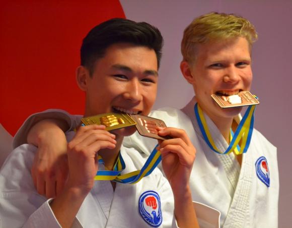 Nöjda medaljörer! Isak Larsson och Erik Söderberg, tävlandes för Kungsängens Kampsport och Självförsvarsförening, vann medaljer vid årets Karate-SM.