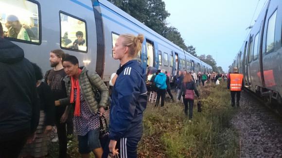Passagerarna fick evakuera det högra tåget och är på väg att ta sig ombord på nästa tåg.
