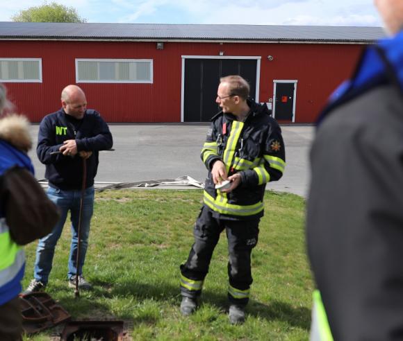 Tomas Wrådhe och Tommy Sidén visar hur man kopplar upp sig på en brandpost och förklarar att varje kommun har sin egen \