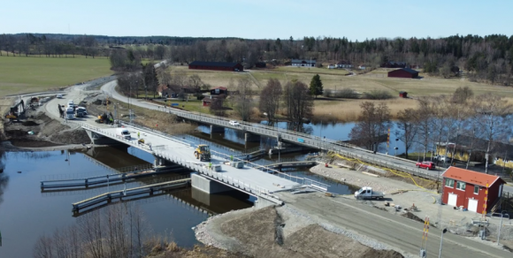 Erikssundsbron, som varje dag passeras av drygt 5 500 fordon, förbinder Upplands-Bro med Sigtuna (Märsta kommun). Den nya bron är närmast i bild och som synes klart bredare än den gamla bron.