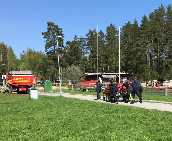 Vid 14.30-tiden på torsdagen packade brandmännen ihop sin utrustning.