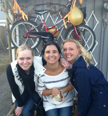 Anna, Suss och Nina utanför en av Cykelpartejets deltagare. Saknas gör Jennifer som anslutit till arrangörsgänget i år.<br />